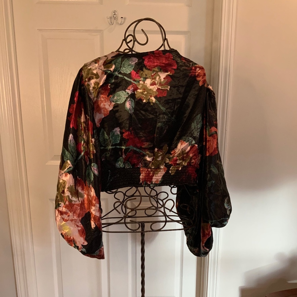 Truth SATIN Black Floral Top Bell Sleeves Size 3x - Picture 2 of 3
